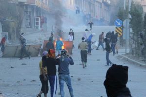 Hakkari'de olaylar &ccedil;ıktı: 1 polis yaralı