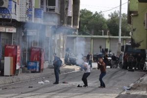 Silopi'de g&ouml;stericilere polis m&uuml;dahalesi