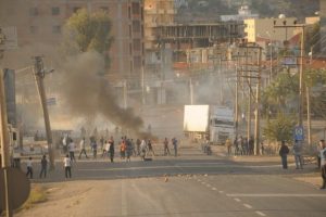 Cizre'de sokaklar savaş alanına d&ouml;nd&uuml;