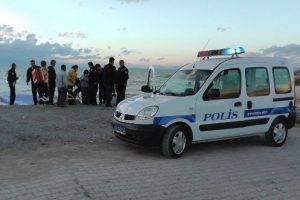 G&ouml;le atlayan gen&ccedil; kızı belediye iş&ccedil;isi kurtardı