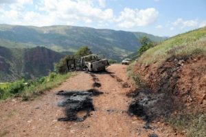 PKK yol kesip ara&ccedil; yaptı