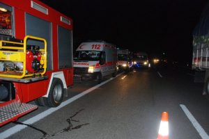 Otomobil su kanalına u&ccedil;tu: 7 yaralı