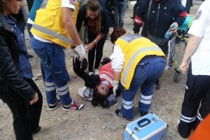 Gen&ccedil; kız yolda y&uuml;r&uuml;rken sara krizi ge&ccedil;irdi