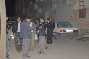 İki d&uuml;n&uuml;r aile arasında kavga: 3 yaralı, 6 g&ouml;zaltı