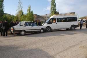 Otomobil ile minib&uuml;s &ccedil;arpıştı: 8 yaralı