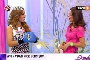 Ebru Şallı ile Asena canlı yayında kick boks yaptı