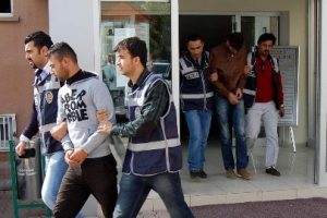 Havai fişek hırsızları yakalandı