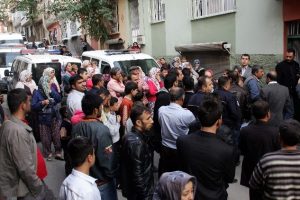 &Ouml;nce karısını sonra kendini vurdu