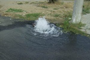 Patlayan su borusu mahalleyi g&ouml;le &ccedil;evirdi