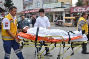 Hızar makinesi ile y&uuml;z&uuml;n&uuml; kesti