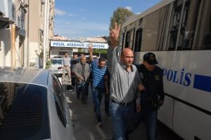 İzmir'de ter&ouml;r operasyonu: 22 g&ouml;zaltı
