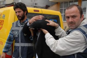 Yakalanınca sahte parayı yutan şahıs tutuklandı