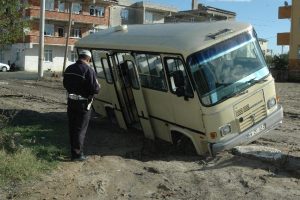 Yol &ccedil;&ouml;kt&uuml; minib&uuml;s yan yattı