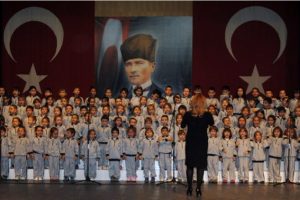 Miniklerin g&ouml;rkemli Kızılay kutlaması