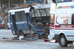 Midib&uuml;s ile belediye otob&uuml;s&uuml; &ccedil;arpıştı: 28 yaralı
