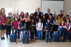 Eğitim setleri &ccedil;ocukların y&uuml;z&uuml;n&uuml; g&uuml;ld&uuml;rd&uuml;