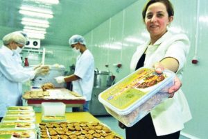 Kentteki ilk kadın kasap fabrikayla hedef b&uuml;y&uuml;tt&uuml;