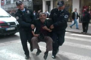 Para vermeyenlere hakaret eden dilenci yakalandı