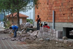 K&uuml;&ccedil;&uuml;kk&ouml;y konukevi sarımsak taşıyla kaplanıyor