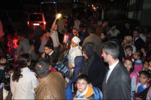 Veliler &ouml;ğrencileri el fenerleriyle bulmaya &ccedil;alışıyor