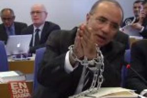 CHP'li vekil komisyonda kendini zincirledi