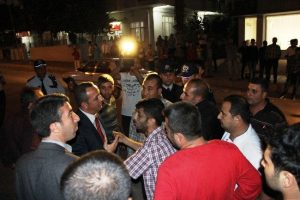 Dolmuş&ccedil;ular eylem yapıp yolu trafiğe kapattı