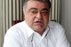Ahmet &Ouml;zal'dan zehirlenme iddiası sonrası ilk a&ccedil;ıklama