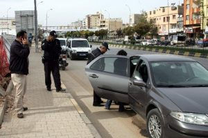 Yol kenarında unutulan &ccedil;anta, polisi alarma ge&ccedil;irdi