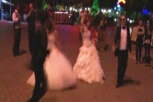 Gelin ve damatlardan gangnam klibi