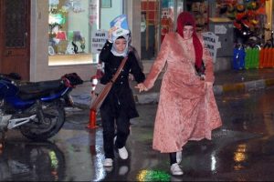 Şiddetli yağmura hazırlıksız yakalandılar