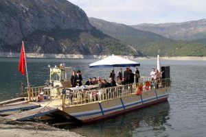 Teknelerle barajı aştılar, kadınlara ulaştılar