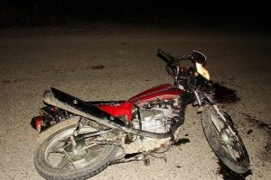 Motosiklet otomobille &ccedil;arpıştı: 1 yaralı
