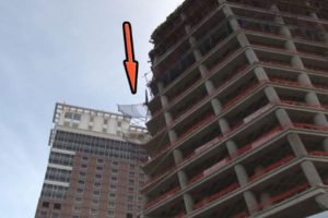 Plaza inşaatında akıl almaz kaza
