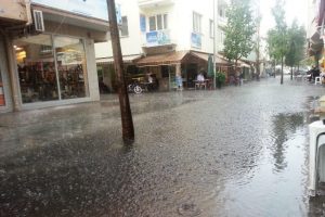 Şiddetli yağış &Ccedil;anakkale-İzmir Karayolu'nu kapattı