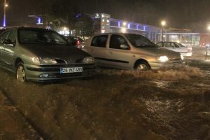 Bursa sağanak yağmura teslim oldu