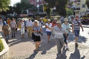 Kuşadası'nda gemi turistine şehir i&ccedil;inde y&uuml;r&uuml;y&uuml;ş turu