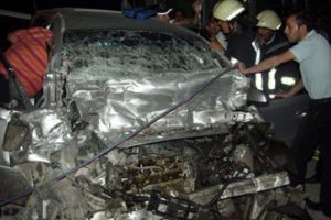 Alkol,aşırı hız ve kaza... Sıkışan s&uuml;r&uuml;c&uuml;y&uuml; itfaiye ekipleri kurtardı
