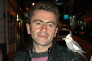 Omzuna konan papağan 3 aydır ayrılmıyor