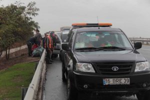Otoban kenarında 2 &ccedil;uval esrar buldu