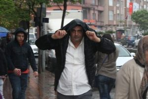 Ani bastıran yağmur vatandaşları şaşırttı