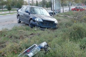 Otomobilin &ccedil;arptığı kuzenler yaralandı