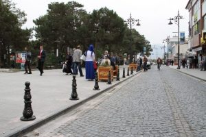 Kaldırım &uuml;zerine park sorunu &ccedil;&ouml;z&uuml;ld&uuml;