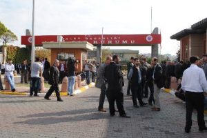 Baba dehşetinde &ouml;lenlerin yakınları Adli Tıp'a akın etti