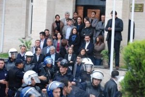 BDP'liler Diyarbakır Valiliği'ni bastı