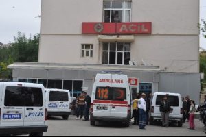 İntihar eden gen&ccedil; kızı tutmaya &ccedil;alışan 2 kişi yaralandı
