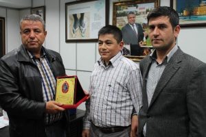 Bulduğu 20 bin lirayı sahibine teslim eden berbere plaket