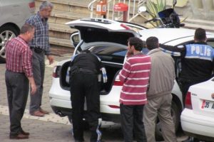 Polis altın dolandırıcılarına g&ouml;z a&ccedil;tırmadı