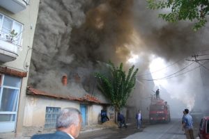 Alevler i&ccedil;inde kalan ev mahalleyi korkuttu