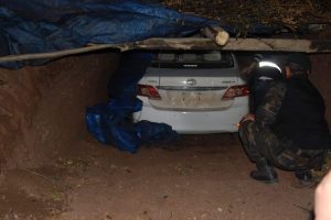 Polisi alarma ge&ccedil;iren otomobil &ccedil;ukurda bulundu