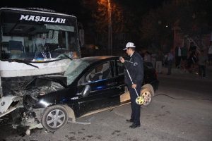 Otomobil &ouml;ğrenci minib&uuml;s&uuml;yle &ccedil;arpıştı: 1 &ouml;l&uuml;, 5 yaralı